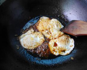 把荷包蛋放进去，翻动荷包蛋均匀的蘸上糖醋汁后盛出即可