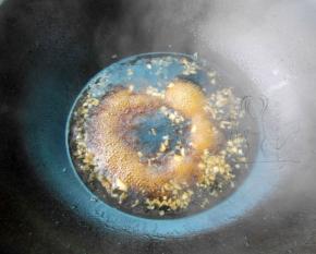 加入调好的糖醋汁，再加入番茄酱，将糖醋汁煮至比较粘稠