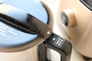 盖好干磨杯盖子，旋转到图示的位置，会听到咔的一声轻响。