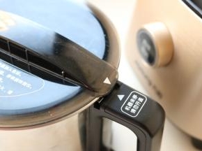 盖好干磨杯盖子，旋转到图示的位置，会听到咔的一声轻响。