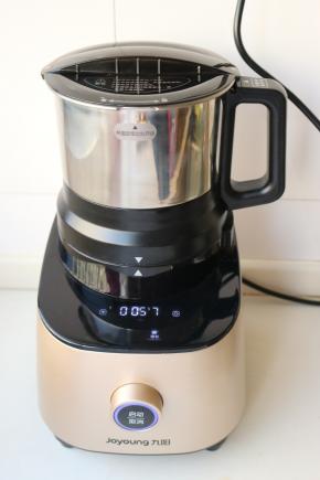 将杯体放在底座上。破壁调理机通电，如果在机器上直接操作，选择“磨粉”键，进行启动即可，制作1分钟30秒时间； 如果在手机APP端，则选择“芝麻粉”直接进行启动即可，制作1分钟30秒时间。