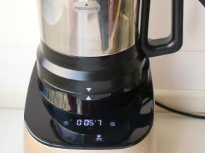 将杯体放在底座上。破壁调理机通电，如果在机器上直接操作，选择“磨粉”键，进行启动即可，制作1分钟30秒时间； 如果在手机APP端，则选择“芝麻粉”直接进行启动即可，制作1分钟30秒时间。