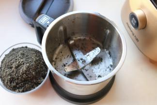 磨好的芝麻粉倒出来待用。