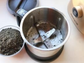 磨好的芝麻粉倒出来待用。