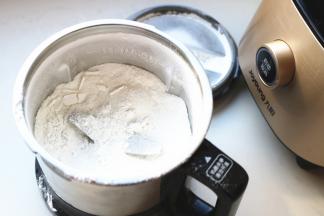 把糯米放入破壁调理机的不锈钢干磨杯里。盖好盖子旋转到位，将杯体放在底座上。破壁调理机通电，如果在机器上直接操作，选择“磨粉”键，进行启动即可，制作1分钟30秒时间； 如果在手机APP端，则选择“糯米粉”直接进行启动即可，制作1分钟30秒时间。