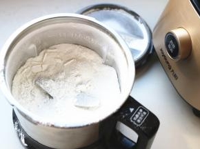 把糯米放入破壁调理机的不锈钢干磨杯里。盖好盖子旋转到位，将杯体放在底座上。破壁调理机通电，如果在机器上直接操作，选择“磨粉”键，进行启动即可，制作1分钟30秒时间； 如果在手机APP端，则选择“糯米粉”直接进行启动即可，制作1分钟30秒时间。