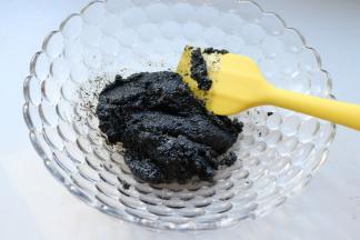 磨好的黑芝麻粉和砂糖混合，用奶锅加热黄油，全部融化后加入黑芝麻粉里拌匀，黑芝麻陷完成。