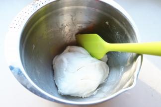 糯米粉加入温水拌匀成团。