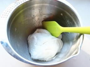 糯米粉加入温水拌匀成团。