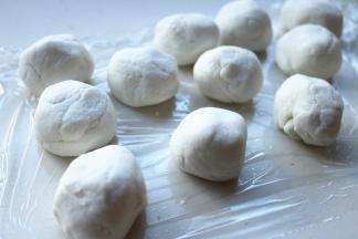 糯米面团分成25克一个的小剂子。