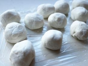 糯米面团分成25克一个的小剂子。