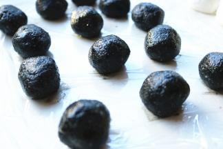 黑芝麻陷分成每个12克，送入冰箱急冻20分钟，凝固成团。