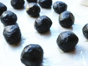 黑芝麻陷分成每个12克，送入冰箱急冻20分钟，凝固成团。