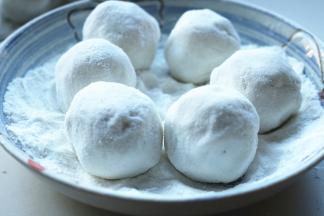 包好的汤圆在糯米粉里滚一下，避免粘连。