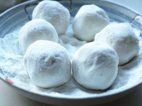 包好的汤圆在糯米粉里滚一下，避免粘连。