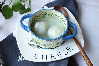 汤锅加水，烧开后下入做好的汤圆，煮大约3分钟，汤圆飘起，制作完成。