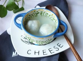 汤锅加水，烧开后下入做好的汤圆，煮大约3分钟，汤圆飘起，制作完成。