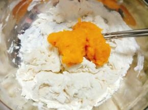 待呈絮状，加入凉透的南瓜泥揉均匀；