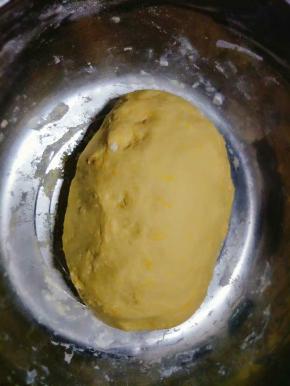 将面揉成光滑的面团，用保鲜膜盖上进行发酵20/30分钟差不多；