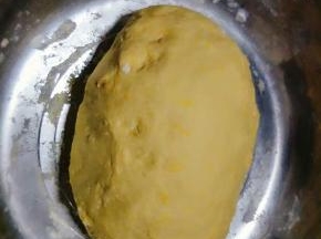 将面揉成光滑的面团，用保鲜膜盖上进行发酵20/30分钟差不多；