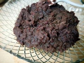 然后拿出提前煮好的豆沙(我不喜欢太细的豆沙，所以没有打的太烂)