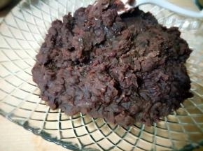 然后拿出提前煮好的豆沙(我不喜欢太细的豆沙，所以没有打的太烂)