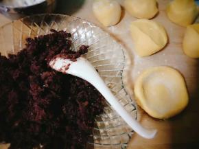 把面剂子擀成薄片，