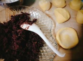 把面剂子擀成薄片，