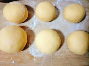 如图所示，漂亮的馒头胚子就做好了，然后就放到屉上；