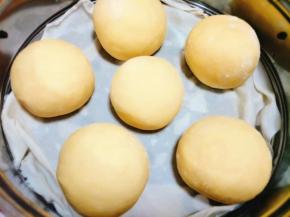 接着准备一锅，倒入清水大火烧开，点入少许凉水，然后将馒头胚上锅蒸，盖上盖子大火烧开20分钟；待时间到之后，再焖2分钟揭盖