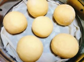 接着准备一锅，倒入清水大火烧开，点入少许凉水，然后将馒头胚上锅蒸，盖上盖子大火烧开20分钟；待时间到之后，再焖2分钟揭盖