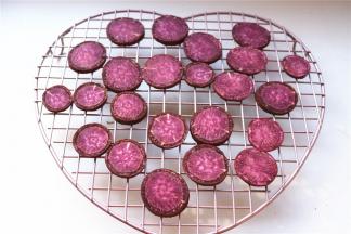 紫薯切成片晒干，大约需要5-7天。