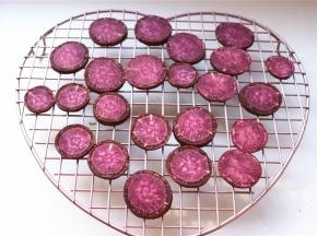 紫薯切成片晒干，大约需要5-7天。