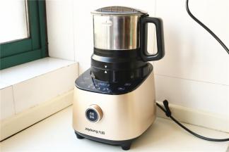 晒干的紫薯片放进破壁调理机的不锈钢干磨杯里，盖好盖子，旋转到位后将杯体放在底座上。破壁调理机通电，如果在机器上直接操作，选择“磨粉”键，进行启动即可，制作1分钟30秒时间； 如果在手机APP端，则选择“紫薯粉”直接进行启动即可，制作1分钟30秒时间。