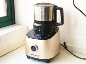 晒干的紫薯片放进破壁调理机的不锈钢干磨杯里，盖好盖子，旋转到位后将杯体放在底座上。破壁调理机通电，如果在机器上直接操作，选择“磨粉”键，进行启动即可，制作1分钟30秒时间； 如果在手机APP端，则选择“紫薯粉”直接进行启动即可，制作1分钟30秒时间。