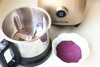 磨好的紫薯粉倒出来待用。