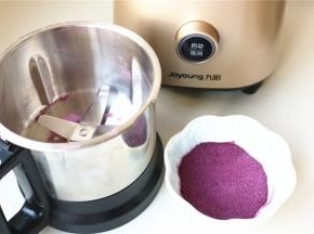 磨好的紫薯粉倒出来待用。