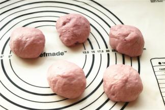 发酵完成，面团饱满可以戳出不回缩的洞，移到揉面垫上排气后分成5份，每份大约70克，静置松弛10分钟。