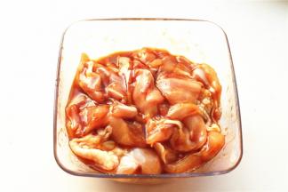 加蚝油、生抽、盐、糖、五香粉腌制2小时