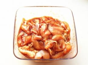 加蚝油、生抽、盐、糖、五香粉腌制2小时