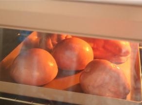 二发完成后，表面刷配方外蛋液，烤箱预热150度，中层烤15分钟。出炉晾凉。