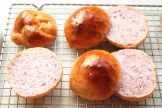 烤好的餐包从中间剖开，粉色很好看。