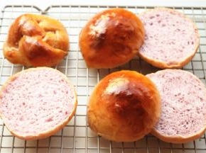 烤好的餐包从中间剖开，粉色很好看。