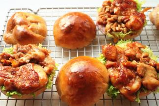 夹上生菜和煎鸡腿肉，就是好吃的鸡腿汉堡。