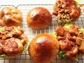 夹上生菜和煎鸡腿肉，就是好吃的鸡腿汉堡。