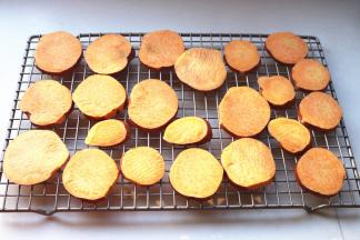 地瓜切片晒干，大约需要5-7天。