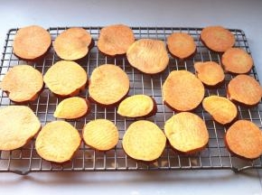 地瓜切片晒干，大约需要5-7天。