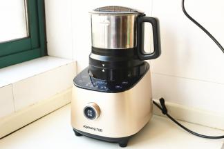 盖好干磨杯盖子，旋转到位后将杯体放在底座上。破壁调理机通电，如果在机器上直接操作，选择“磨粉”键，进行启动即可，制作1分钟30秒时间； 如果在手机APP端，则选择“地瓜粉”直接进行启动即可，制作1分钟30秒时间。