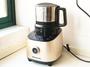 盖好干磨杯盖子，旋转到位后将杯体放在底座上。破壁调理机通电，如果在机器上直接操作，选择“磨粉”键，进行启动即可，制作1分钟30秒时间； 如果在手机APP端，则选择“地瓜粉”直接进行启动即可，制作1分钟30秒时间。