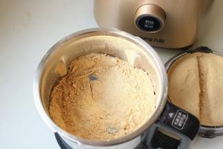 磨好的地瓜粉待用。